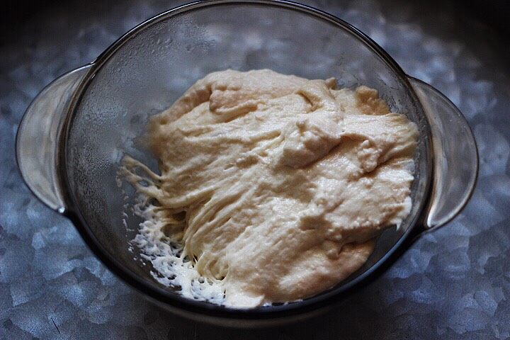 超级的软妹子牛奶豆沙吐司,发至有很多泡泡的状态即为发酵完成。