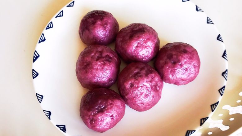 宝宝健康食谱   紫薯豆沙包,紫薯豆沙包香甜松软，营养丰富~