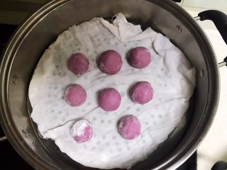 宝宝健康食谱   紫薯豆沙包,把二次饧发好的紫薯豆沙包放入蒸锅
