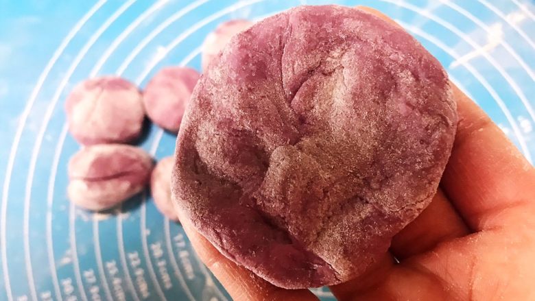 宝宝健康食谱   紫薯豆沙包,擀成厚面皮