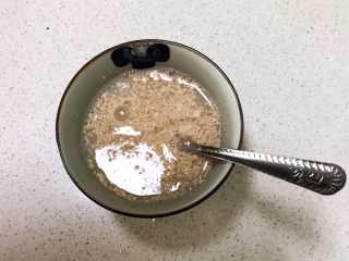 宝宝健康食谱   紫薯豆沙包,在碗里加入100ml冷水，调匀后静止5分钟
