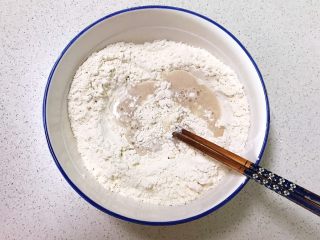 宝宝健康食谱   紫薯豆沙包,在面粉里倒入酵母水，和面