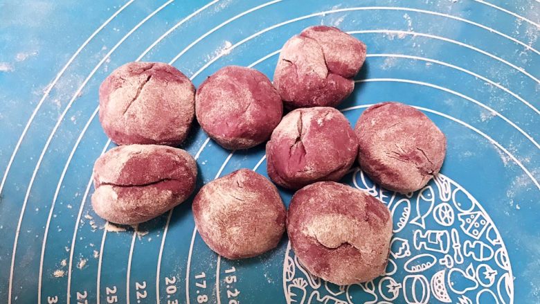 宝宝健康食谱   紫薯豆沙包,把紫薯面团分成8个均匀的面块