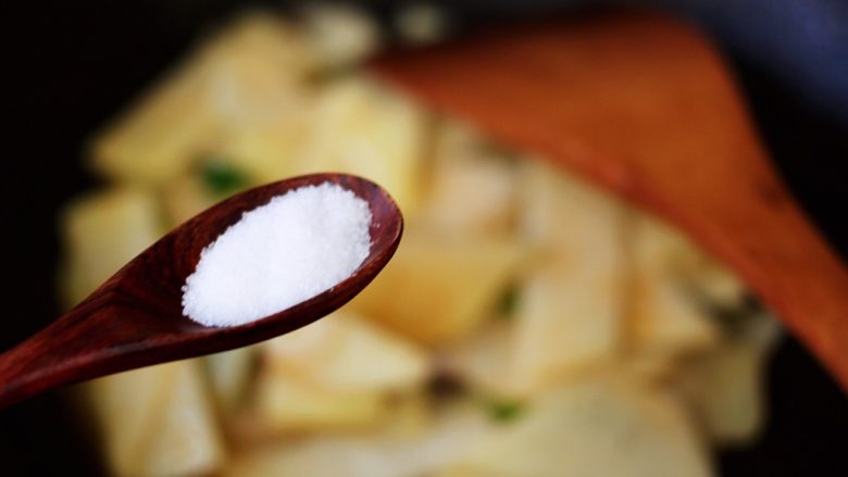 补钙养胃的土豆片爆海虾,加入适量的盐调味后。
