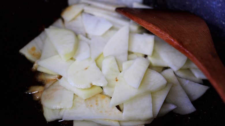补钙养胃的土豆片爆海虾,加入切片的土豆。