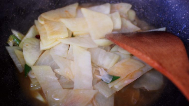 补钙养胃的土豆片爆海虾,大火继续翻炒均匀后。
