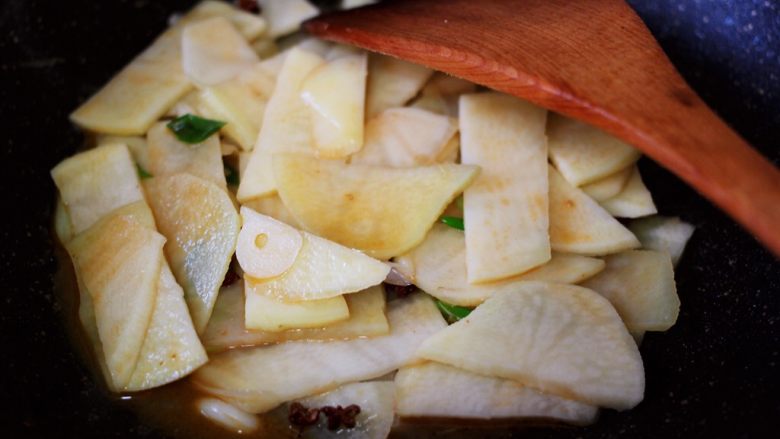 补钙养胃的土豆片爆海虾,大火进行快速翻炒片刻。