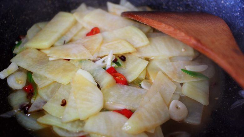 补钙养胃的土豆片爆海虾,大火继续翻炒1分钟左右。