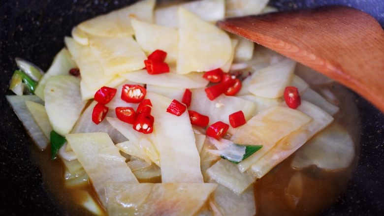补钙养胃的土豆片爆海虾,加入切丁的小米辣。