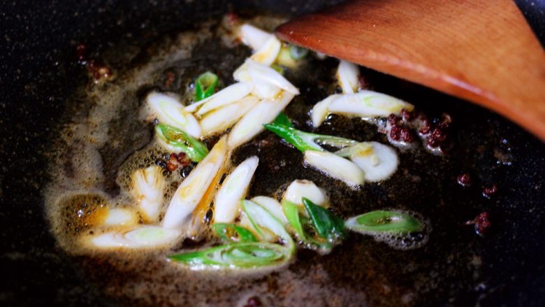 补钙养胃的土豆片爆海虾,在取出海虾的锅里放入葱蒜爆出香味。