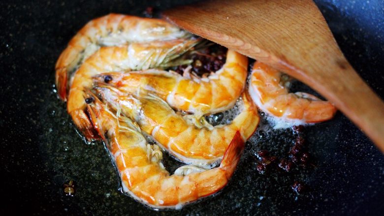 补钙养胃的土豆片爆海虾,把海虾煎至两面金黄色的时候，取出备用。