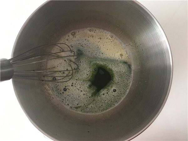 "绿"动的心,加入25克菠菜汁，用蛋抽搅拌均匀