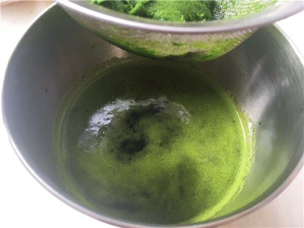 "绿"动的心,用过滤网过滤出25克菠菜汁，剩下的也别浪费，可以留着做蛋糕