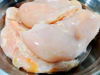 炸鸡柳-味道不比买的差哟！,首先把买回来的鸡胸肉剃掉肥油洗干净。