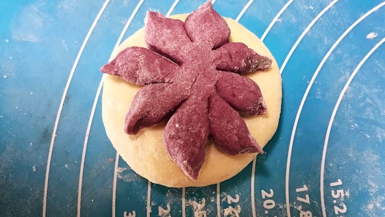 花样豆沙包,把做好的花瓣放到紫薯豆沙包上，一个花样豆沙包就做好了
