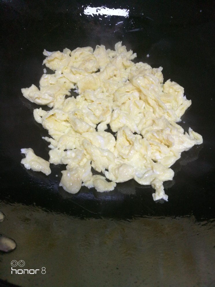菜谱#四丝炒鸡蛋#(创建于19/11~2018),起锅注油炒鸡蛋，成熟后倒碗内备用。