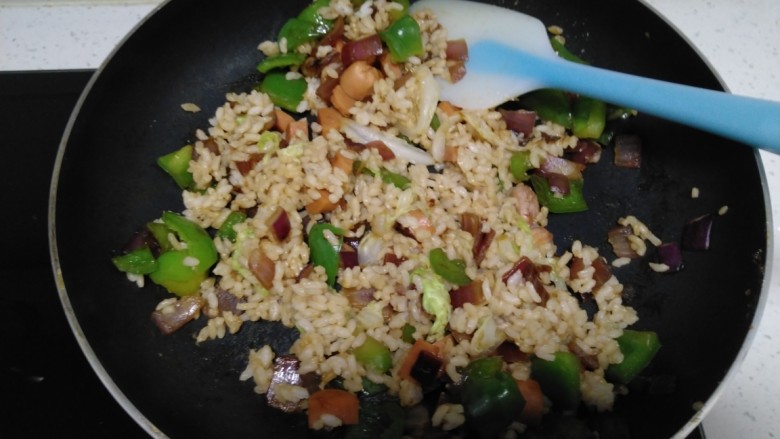 菜椒火腿炒米,翻炒均匀，加入盐。