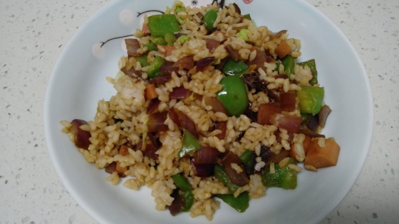 菜椒火腿炒米,翻炒均匀，盛入盘中。