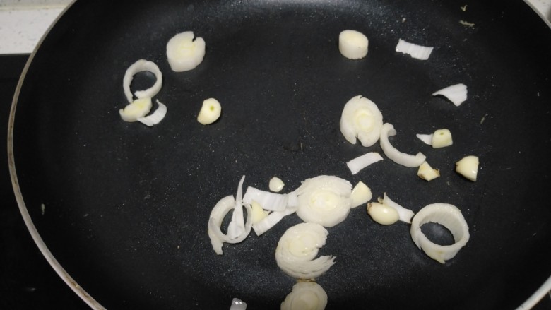 白菜炒鸡蛋+蒸大米花生山药,不粘锅中放入少许油，炒香蒜瓣、大葱。