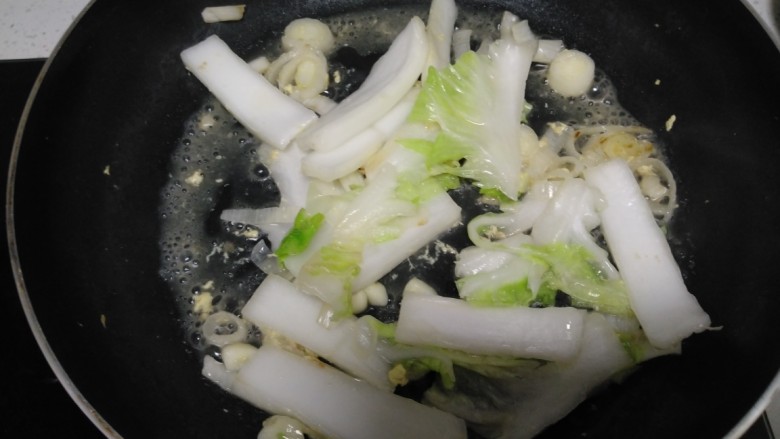 白菜炒鸡蛋+蒸大米花生山药,放入白菜帮炒2分钟。。