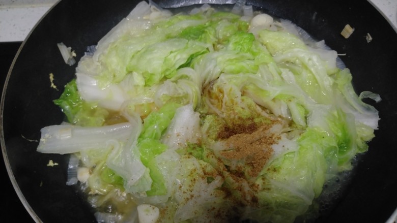 白菜炒鸡蛋+蒸大米花生山药,白菜叶变软，加入适量盐、十三香。
