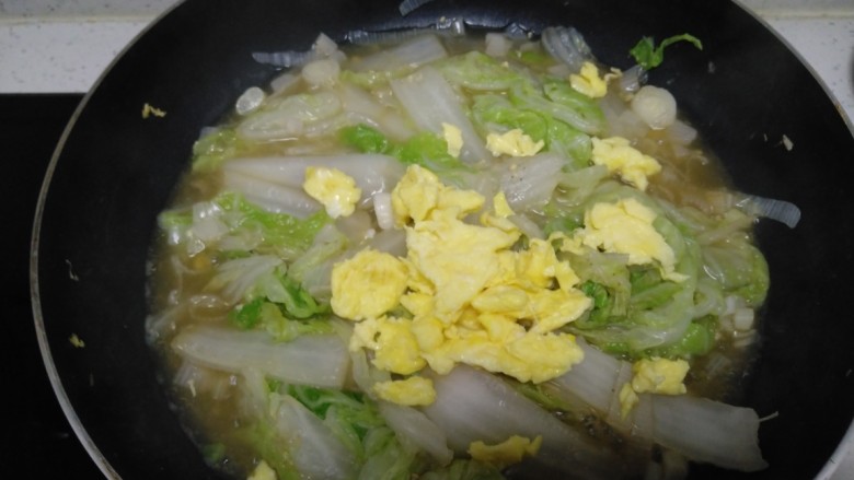 白菜炒鸡蛋+蒸大米花生山药,翻炒均匀，倒入鸡蛋。