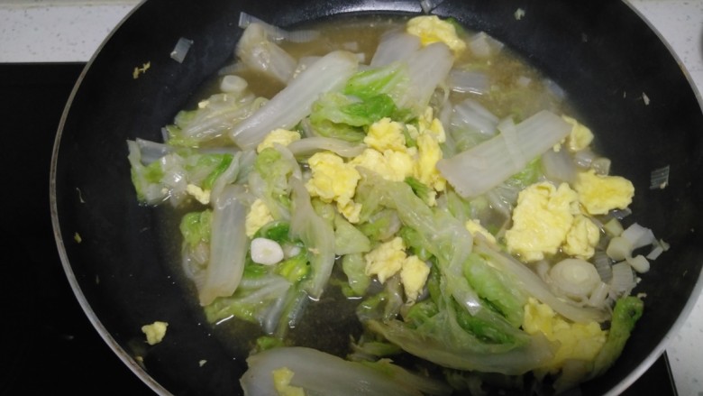 白菜炒鸡蛋+蒸大米花生山药,翻炒均匀。