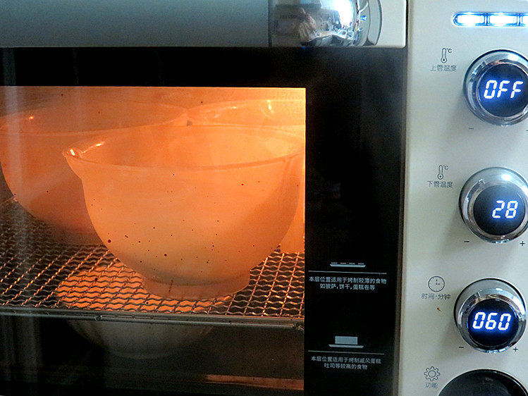 粉粉少女心滴【渐变吐司】,烤箱选择发酵功能，面团放入柏翠烤箱内发酵，温度约28度，60分钟左右，在烤箱下层放一碗热水