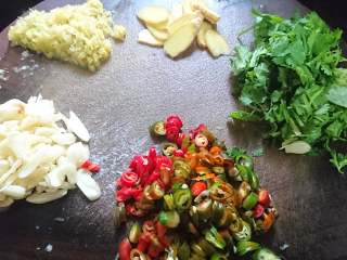 劲辣爆炒腰花,蒜瓣和姜切片，泡椒剁碎，青红椒切细，香菜切段