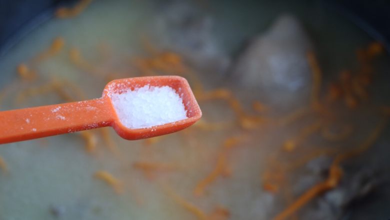 山药虫草菇鸭汤,出锅之前5分钟加入适量盐调味即可；