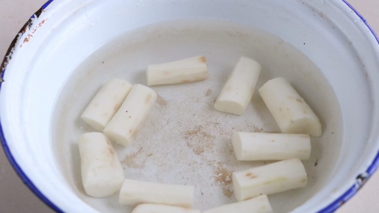 山药虫草菇鸭汤,放入冷水里浸泡；以免氧化变色；