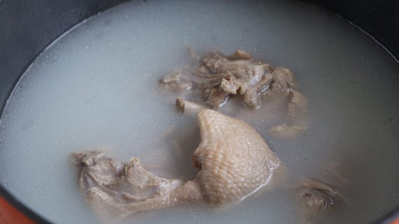 山药虫草菇鸭汤,鸭肉直到炖汤变成白色，筷子能戳进肉里面；