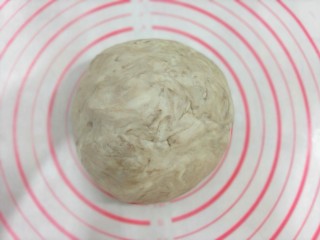 钳花绿豆包,再加入可可粉，稍微揉一下 ，让它有大理石花纹的样子就可以了。