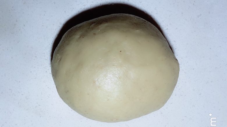 杨扬佳全麦南瓜酥,置于案板上擦揉成光滑的面团。