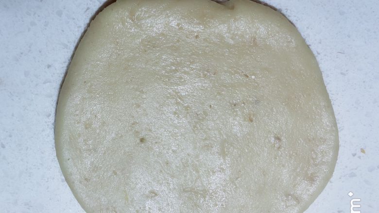 杨扬佳全麦南瓜酥,面团擀成中间薄两边厚的面皮。
