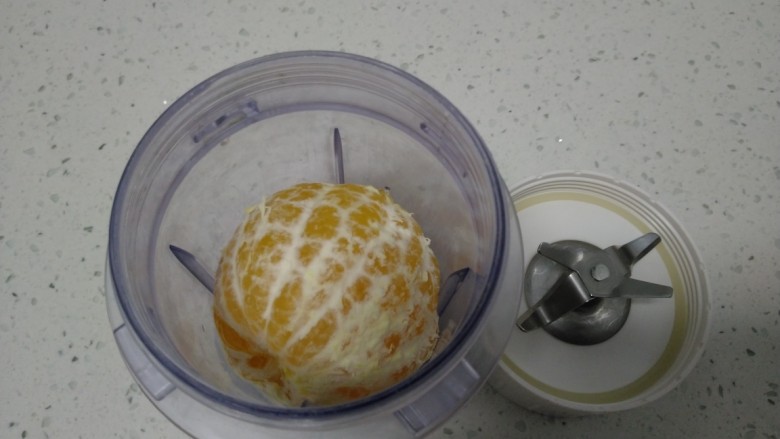 酸奶橙汁+蒜香白菜、上海青+水煮鸡蛋,橙子去皮，放入料理杯中。