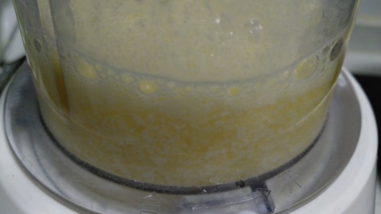 酸奶橙汁+蒜香白菜、上海青+水煮鸡蛋,榨汁。