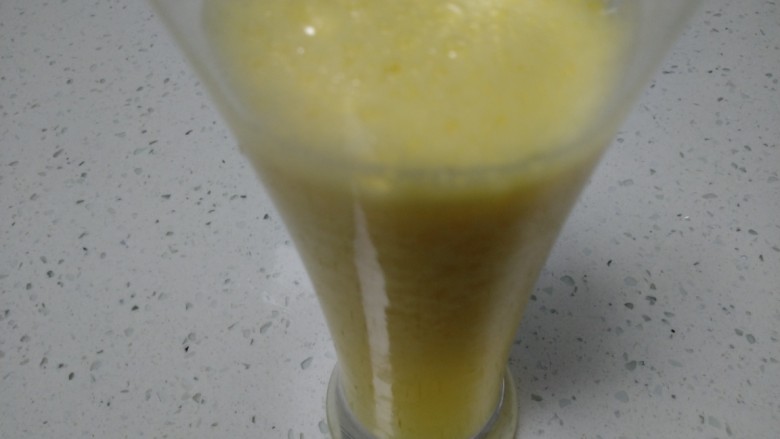 酸奶橙汁+蒜香白菜、上海青+水煮鸡蛋,倒入杯里。