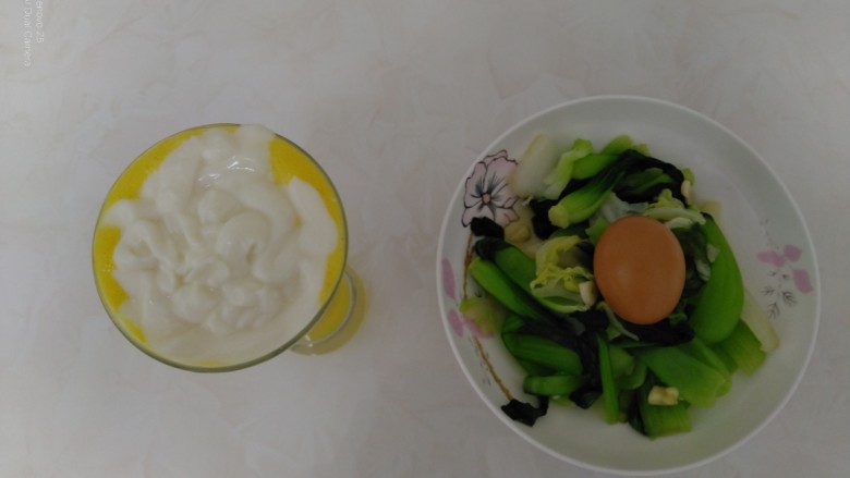 酸奶橙汁+蒜香白菜、上海青+水煮鸡蛋,<a style='color:red;display:inline-block;' href='/shicai/ 9'>鸡蛋</a>凉水放入，水开后转小火煮5分钟，捞出放入凉水中冷却。来张全家福。