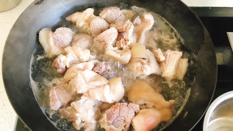 蛏干花生猪脚汤,锅里水烧开，倒入猪脚捞1分钟去血水。