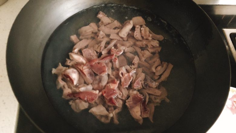 枸杞猪心汤,锅里烧开水，放入猪心捞1分钟去除血水。
