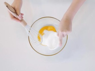 焦糖布丁,蛋黄加入细砂糖搅匀。