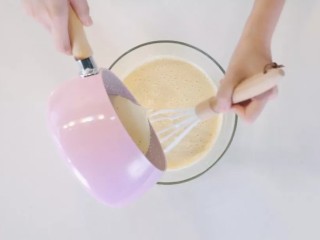 焦糖布丁,一边搅拌蛋黄液一边加入热奶油。