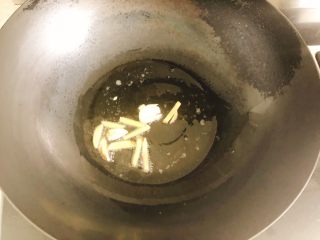 菌菇牛腩汤,锅里倒入适量食用油，放入姜和蒜大火炒香，大约30秒。