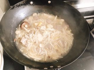 菌菇牛腩汤,继续煮3分钟后关火。
