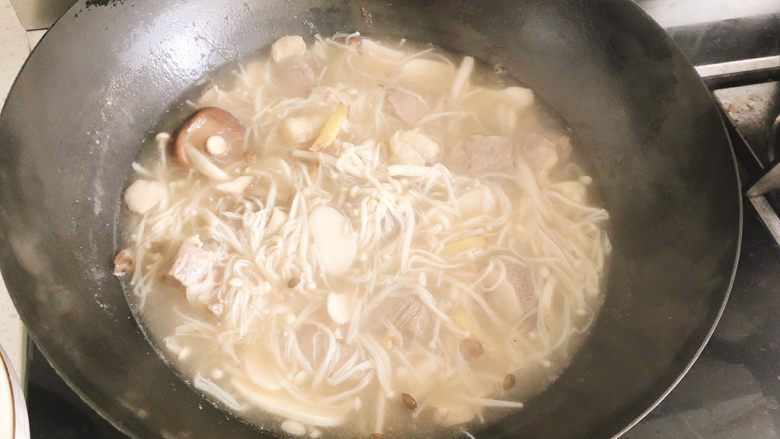 菌菇牛腩汤,继续煮3分钟后关火。