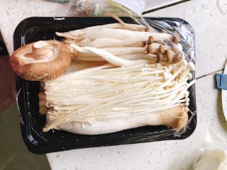 菌菇牛腩汤,买来一份菌菇组合套餐，也可以买自己喜欢的菌菇来搭配。