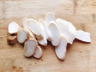 菌菇牛腩汤,切成薄薄的片状。