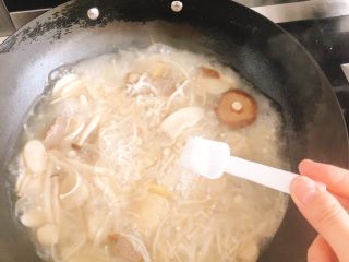 菌菇牛腩汤,加入1勺半的盐。