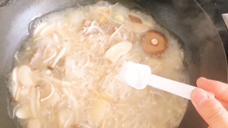 菌菇牛腩汤,加入半勺糖。